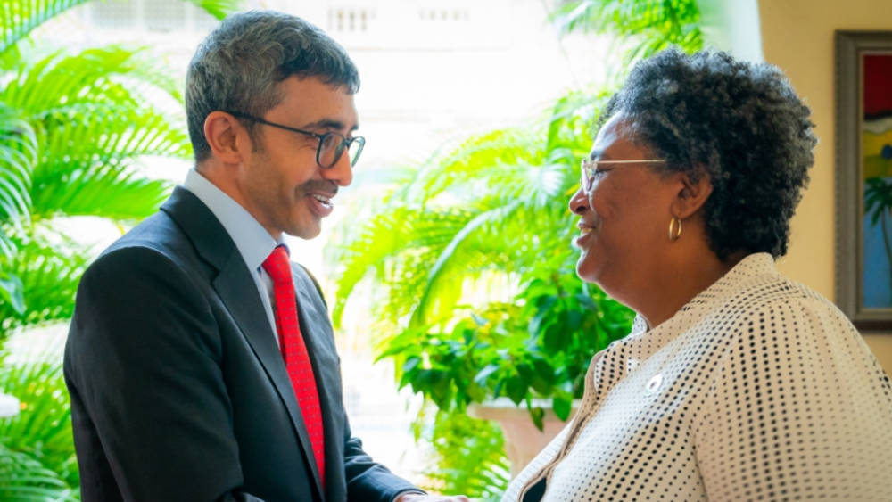 عبدالله بن زايد يبحث مع رئيسة وزراء بربادوس علاقات التعاون وملف المناخ