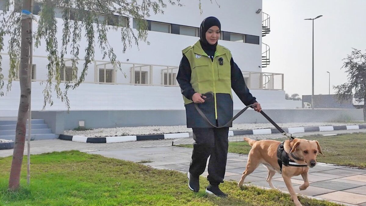 مريم الشحي.. أول كادر نسائي في تدريب كلاب الآثر البوليسية بشرطة رأس الخيمة