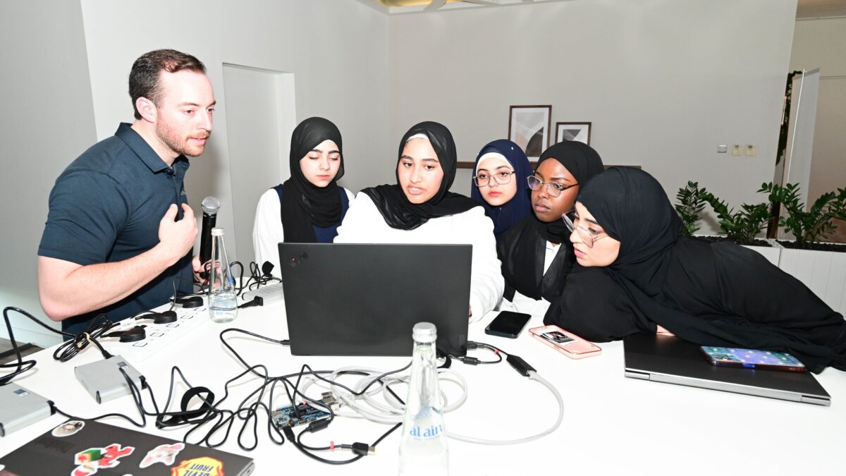 دوري أبوظبي للسباقات المسيرة يعلن عن برنامج “STEM” لتمكين الشباب الإماراتي في التكنولوجيا والابتكار