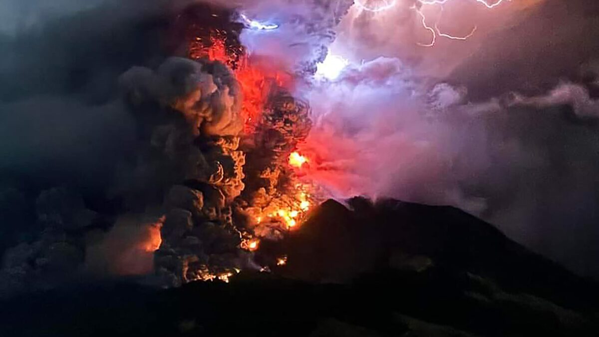 اندونيسيا تطلق أعلى مستوى من الإنذار بسبب ثوران بركان جبل ” روانج “