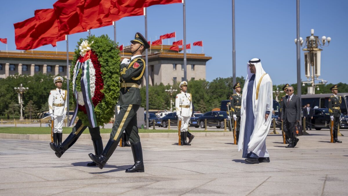 رئيس الدولة يزور النصب التذكاري في بكين