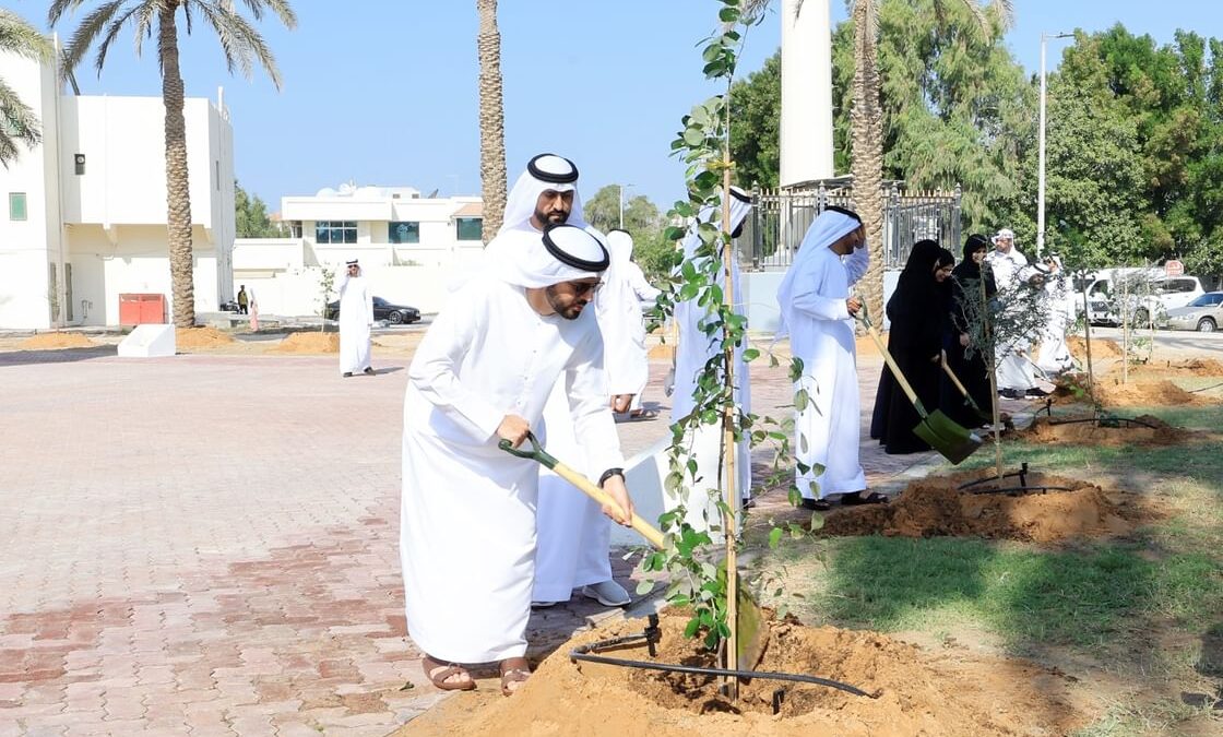 منصور بن زايد يتبرع بـ 10 آلاف شجرة دعمًا لمبادرة “نزرع مسايدنا”