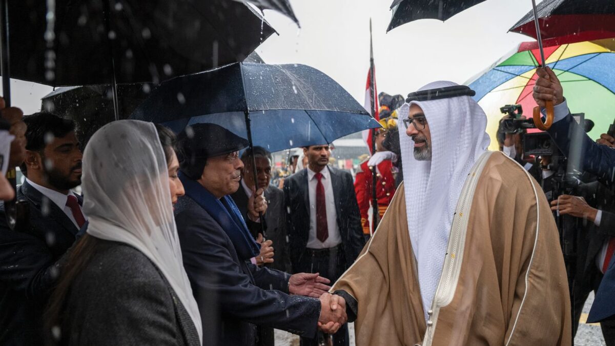 نيابة عن رئيس الدولة .. ولي عهد أبوظبي يصل إلى باكستان في زيارة رسمية