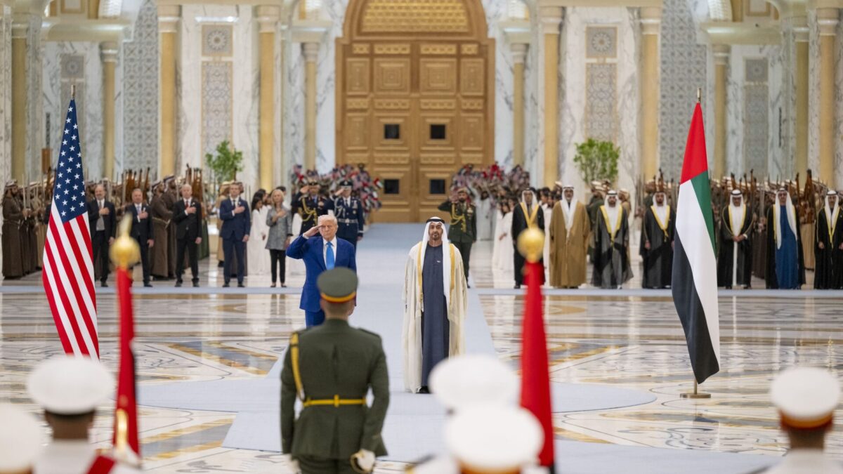 جرت له مراسم استقبال رسمية في قصر الوطن..رئيس الدولة يستقبل الرئيس الأميركي