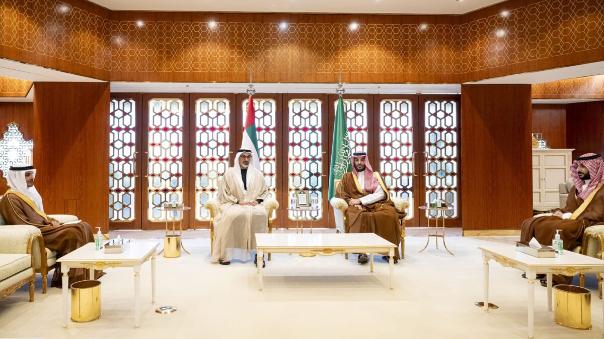 ولي عهد أبوظبي يلتقي ولي العهد السعودي على هامش القمة الخليجية – الأمريكية في الرياض