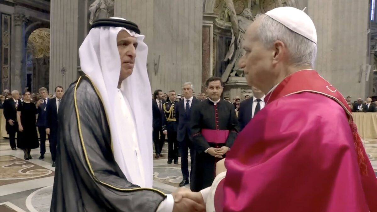 نيابة عن رئيس الدولة .. سعود بن صقر يحضر مراسم تنصيب البابا ليو الرابع عشر