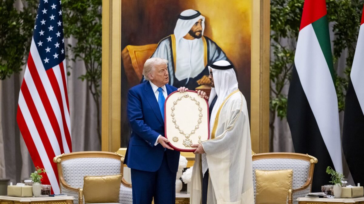 رئيس الدولة يمنح الرئيس الأميركي “وسام زايد” تقديراً لجهوده في تعزيز علاقات البلدين