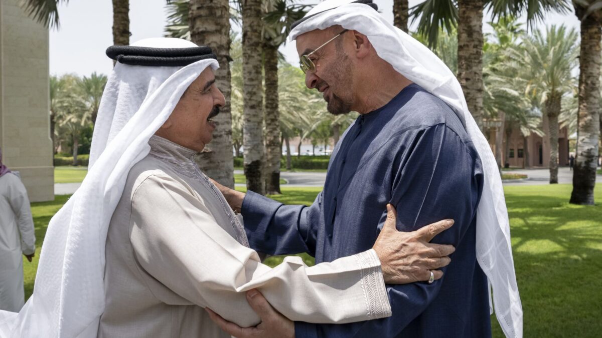 رئيس الدولة يزور ملك البحرين في مقر إقامته في أبوظبي
