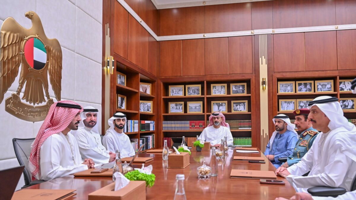 الشيخ عمار بن حميد يعتمد حزمة قرارات لتعزيز الجاهزية المؤسسية واستدامة الأعمال بحكومة عجمان