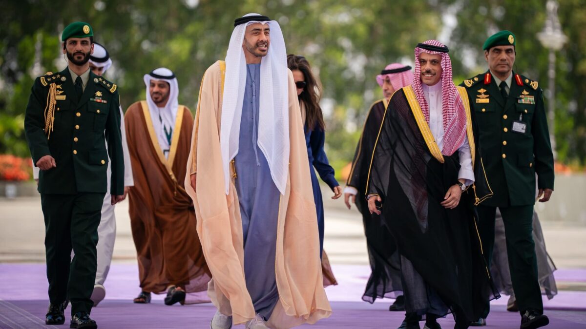 نيابة عن رئيس الدولة .. سمو الشيخ عبدالله بن زايد يشارك في القمة التشاورية لقادة دول مجلس التعاون الخليجي