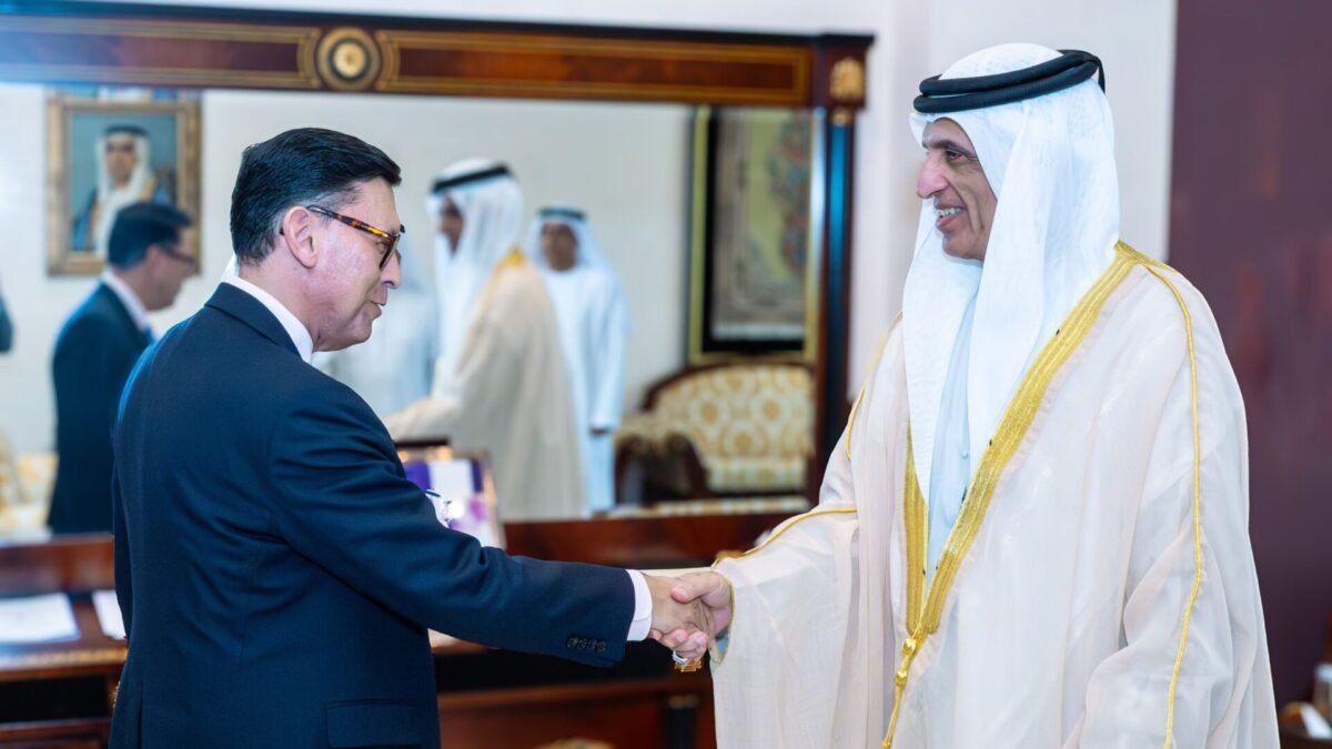 الشيخ سعود بن صقر يستقبل السفير الكندي