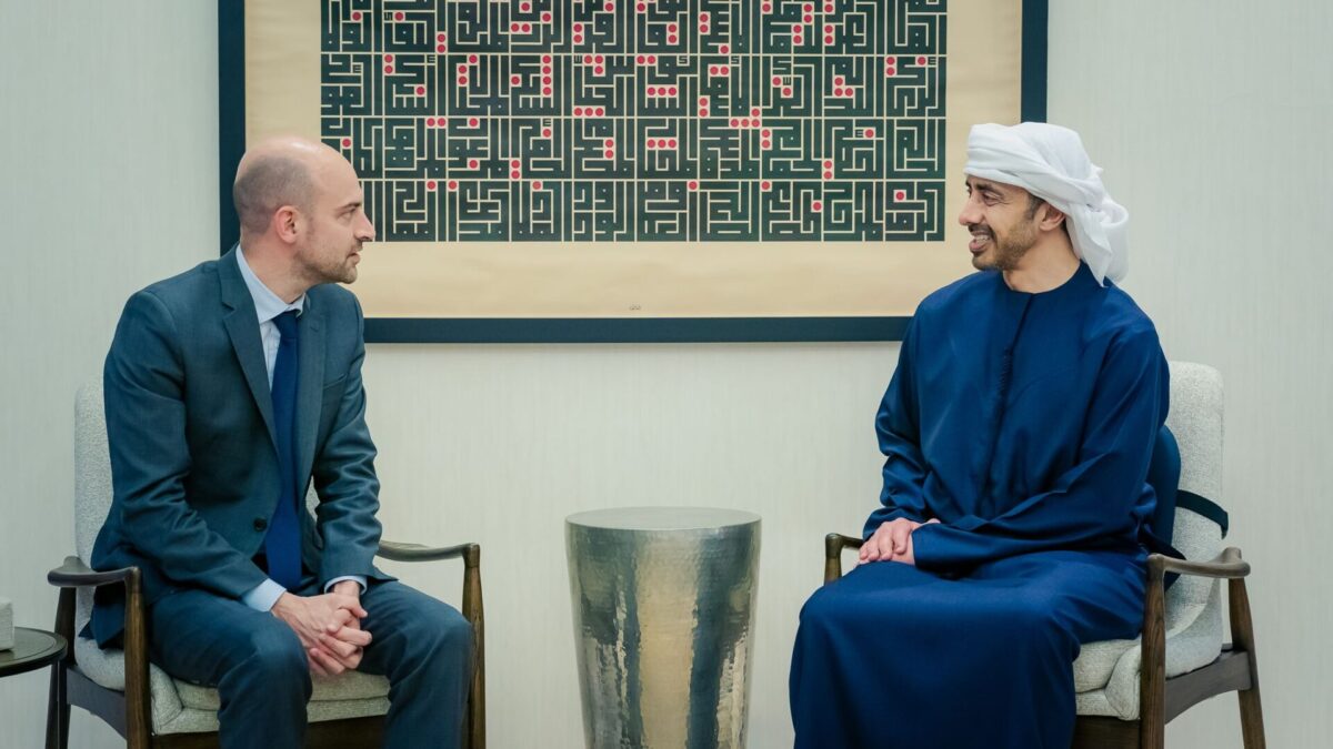 عبدالله بن زايد يستقبل وزير الخارجية الفرنسي ويبحثان التطورات الإقليمية
