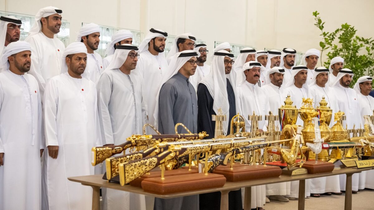 رئيس الدولة يستقبل فريق هجن الرئاسة