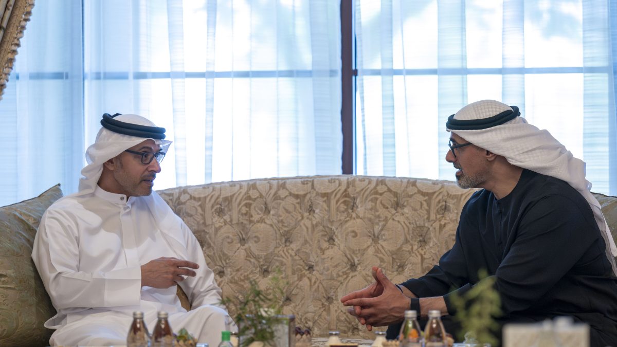 الشيخ هزاع بن زايد يستقبل الشيخ خالد بن محمد بن زايد بمحل إقامته في منطقة العين